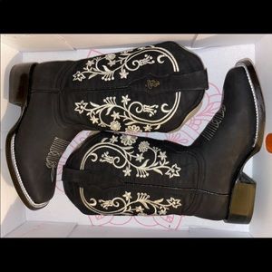 Black cowgirl boots